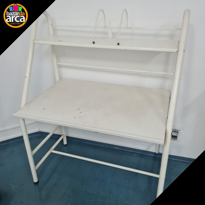 mesa e prateleira metal branca