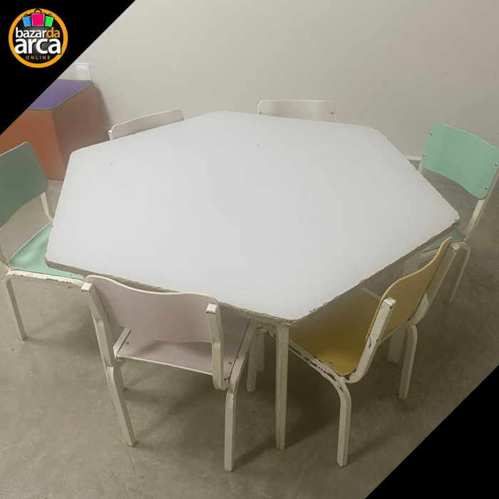 Mesa Infantil 6 lugares sem cadeiras - ENTRAR EM CONTATO PARA A RETIRADA NO LOCAL CORRETO